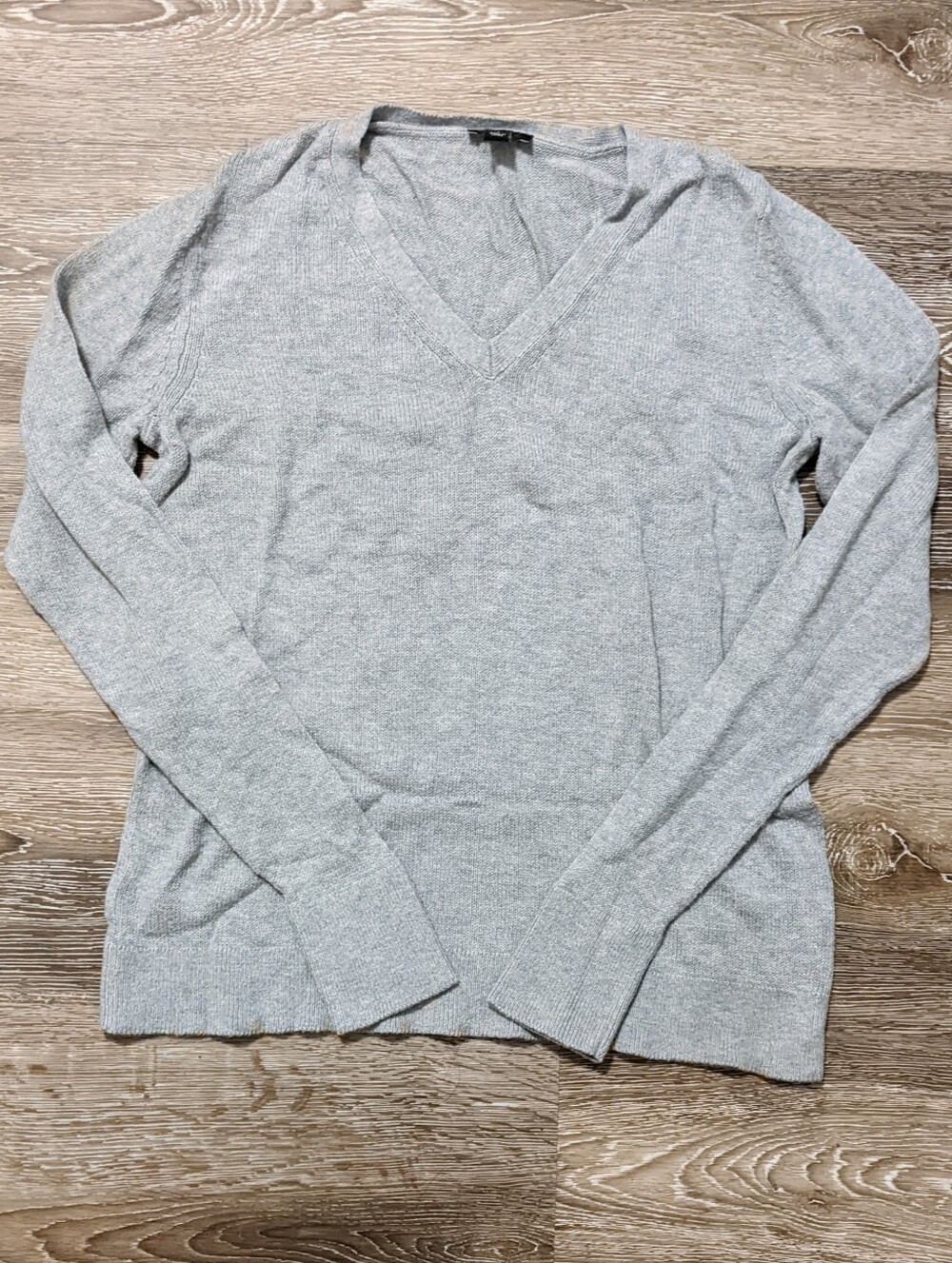 Ann Taylor Long Sleeve Gray V-Neck Sweater Size S